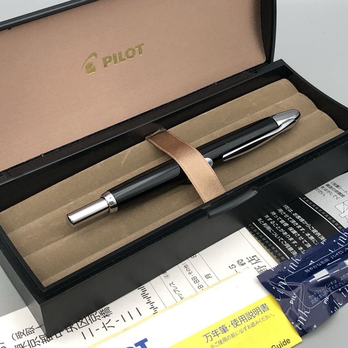 ★G05217【美品】パイロット PILOT キャップレス 万年筆 ブラック 黒 ノック式 付属品完備 箱付