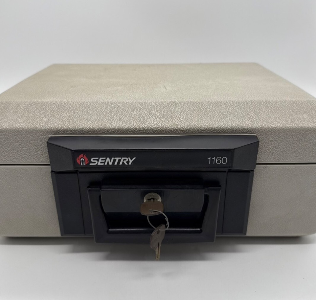 B15099 SENTRY ポータブル 耐火金庫 1160 鍵2個付 小型金庫 防犯 携帯 保管庫 セントリー