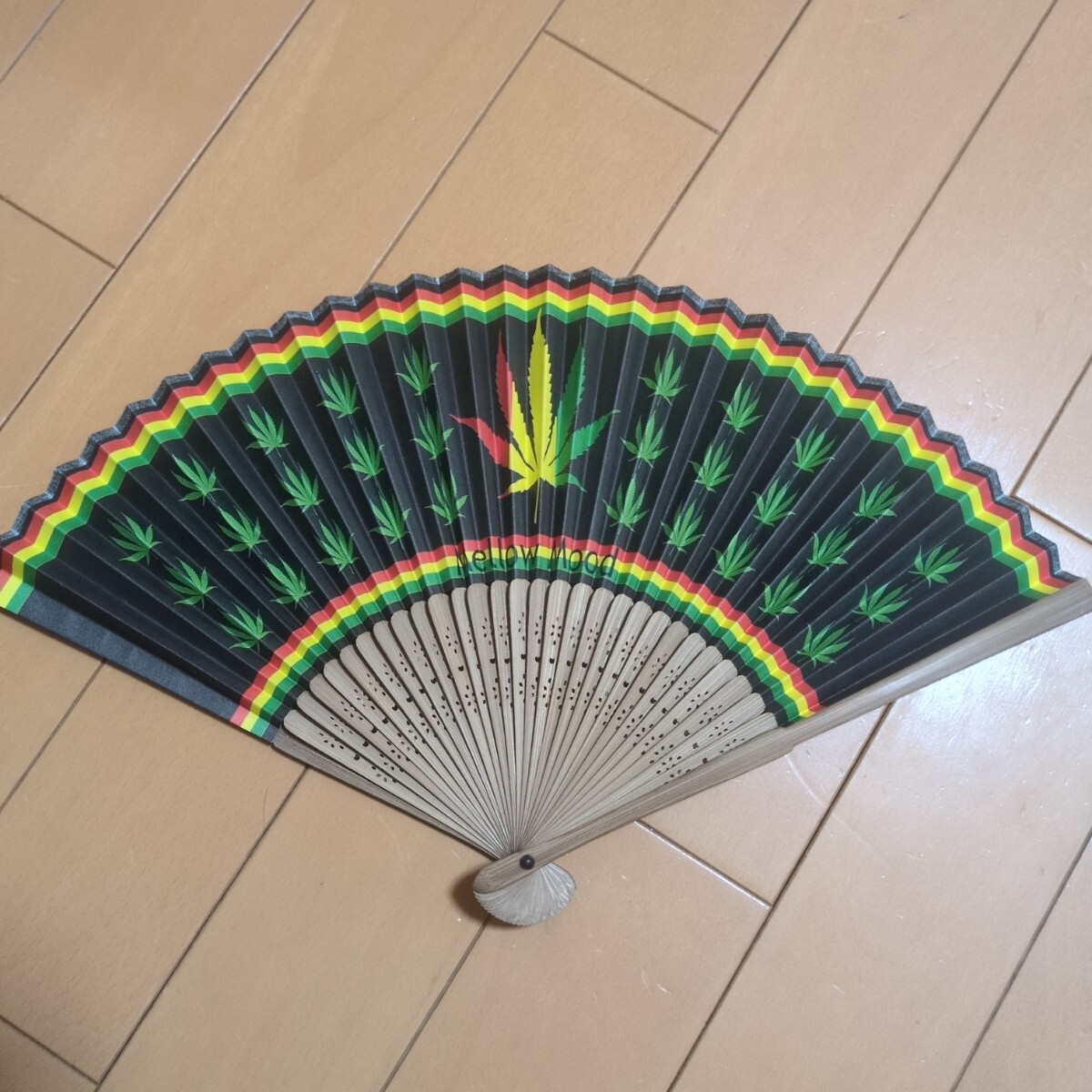 新品　ガンジャ　柄　 扇子 センス 和柄 和装小物うちわ　レゲエ　REGGAE　JAMAICA　ジャマイカ　ラスタ　シーシャ　水パイポ　カンナビス