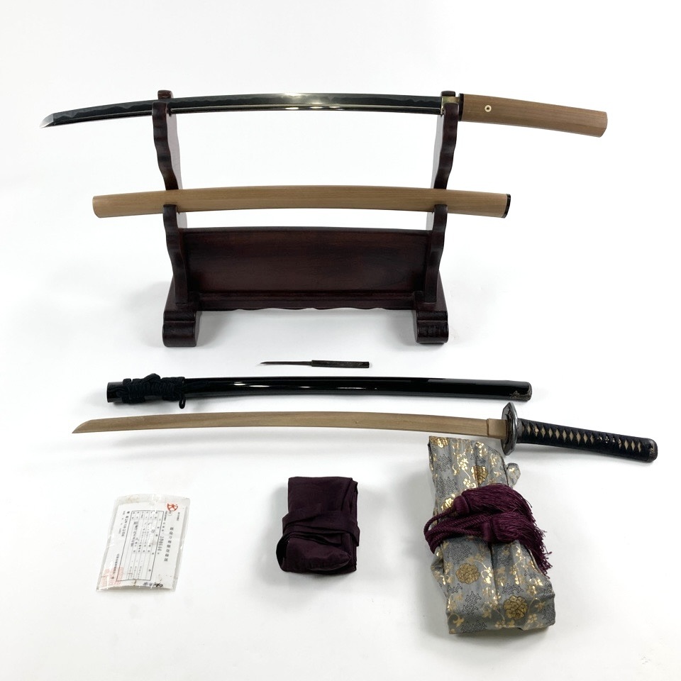 日本刀 在銘【兼次代子五百貫】 長さ60.1cm 反り1.6cm 目くぎ穴2個 拵え 鍔 在銘【國廣】 植物図 金象嵌 波図 目貫 菊 小柄 錨 在銘 骨董