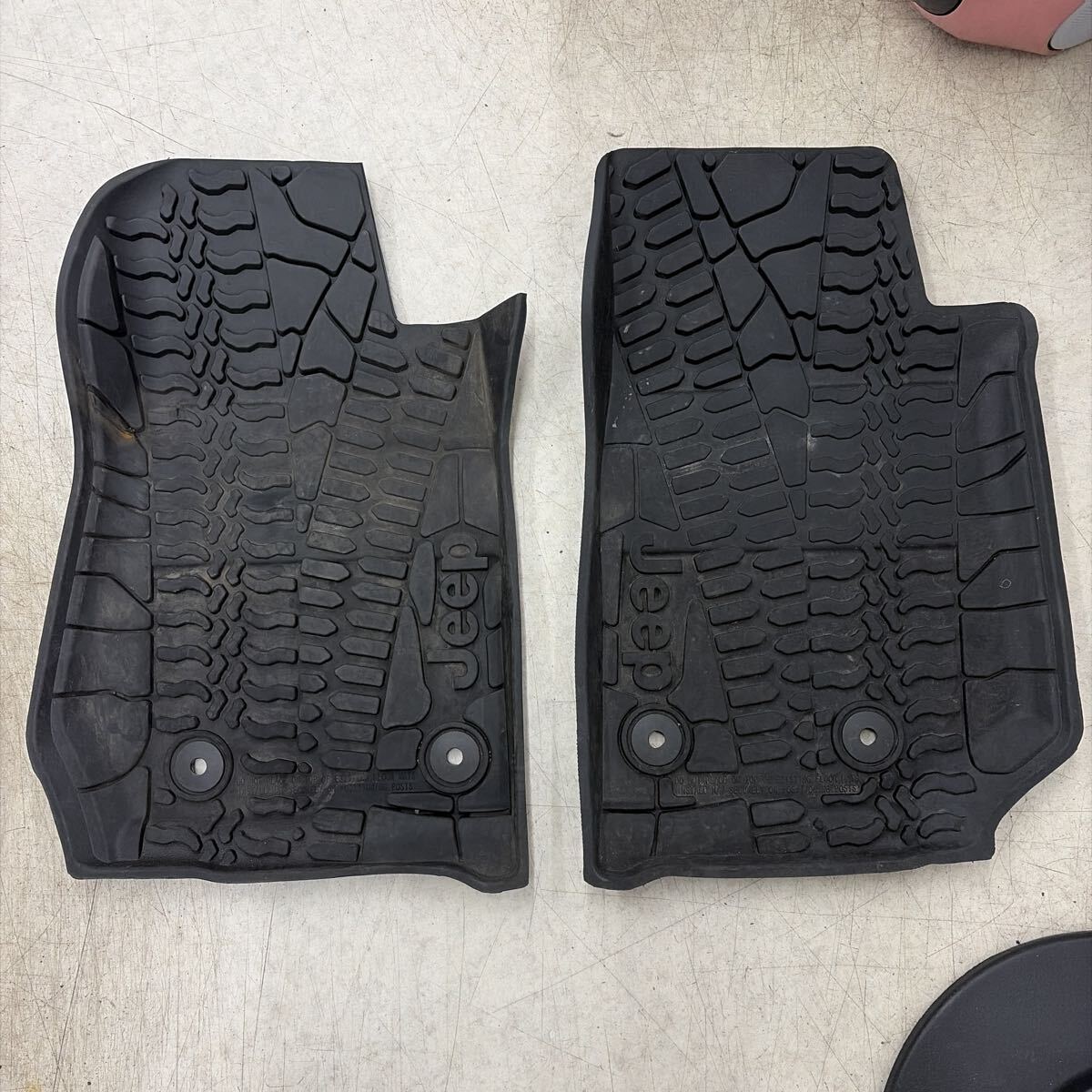 ★80530-⑦ Jeep ジープ ラバーマット フロアマット 前のみ 運転席 助手席 中古品 キズ 汚れ あります