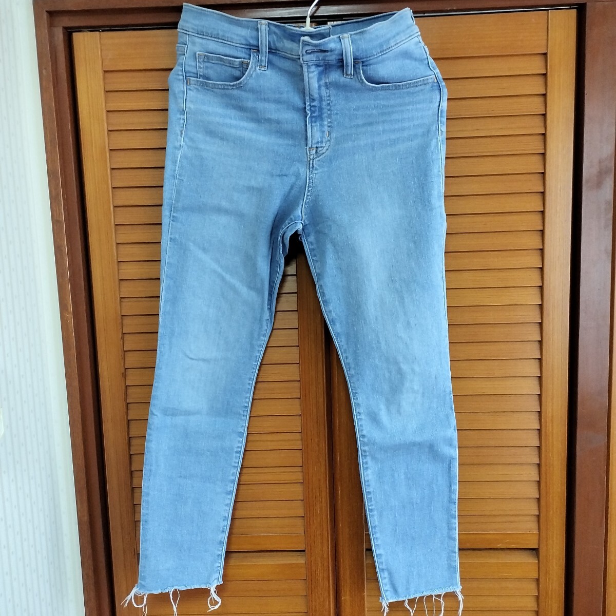 GAPレディース　裾切りっぱなし デニムパンツ