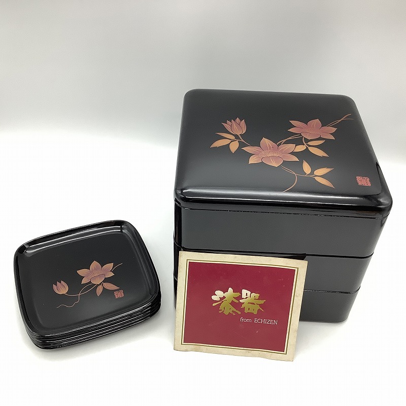 n6398 保管品 三段 3段 越前漆器 あかね彫 手桶型盛器 小皿 4客 お重 おせち 和食器 重箱 花柄 正月
