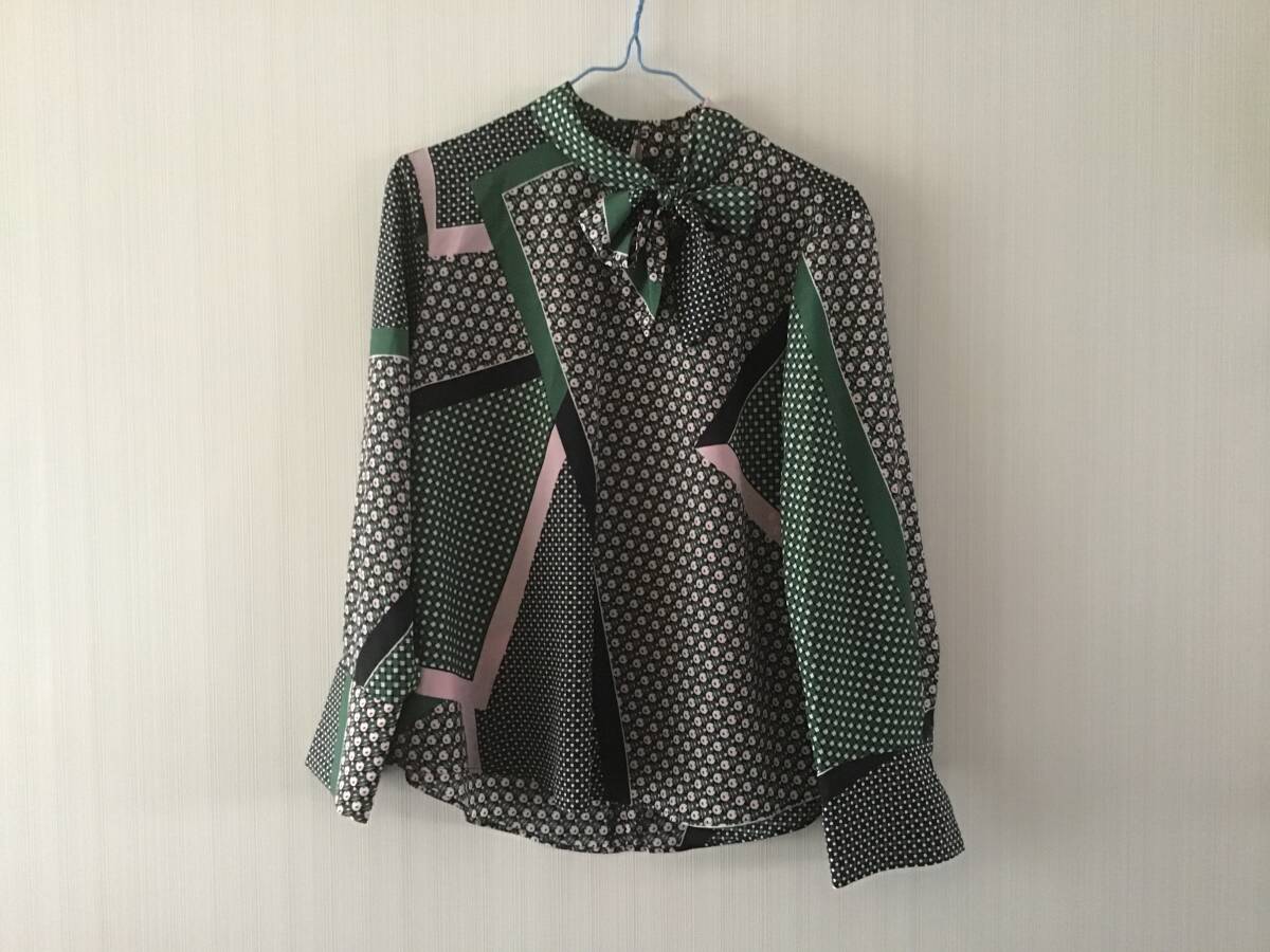 アルファキュービックのデザインブラウス：美品