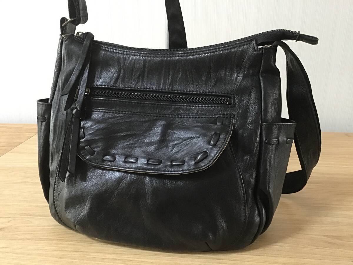 本革製ショルダーバック：ブラック