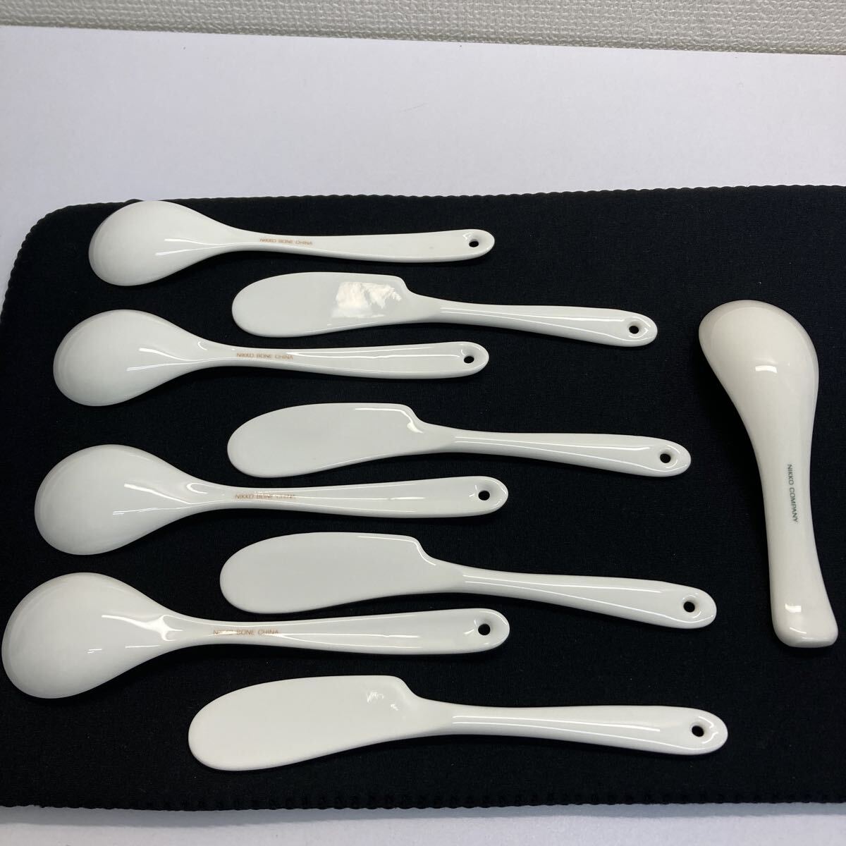 【2431D】NIKKO BONE CHINA スプーン4点、レンゲ1点、白い陶器製ヘラ4点、計9点セット　未使用 自宅保管　現状での出品です