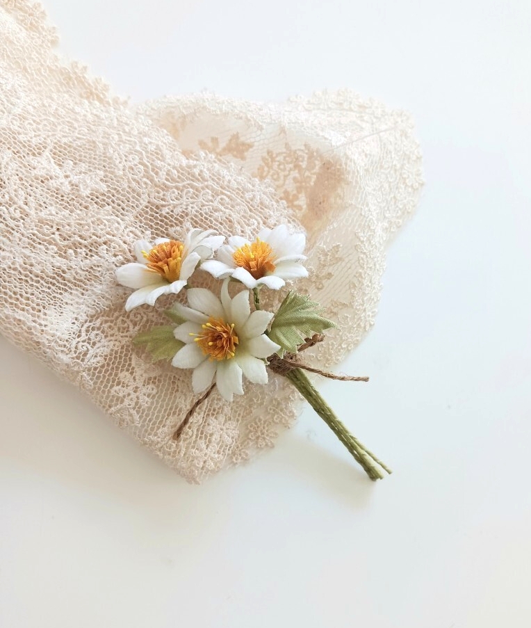 染め布花＊小さいマーガレットのコサージュ 　髪飾りハンドメイド 