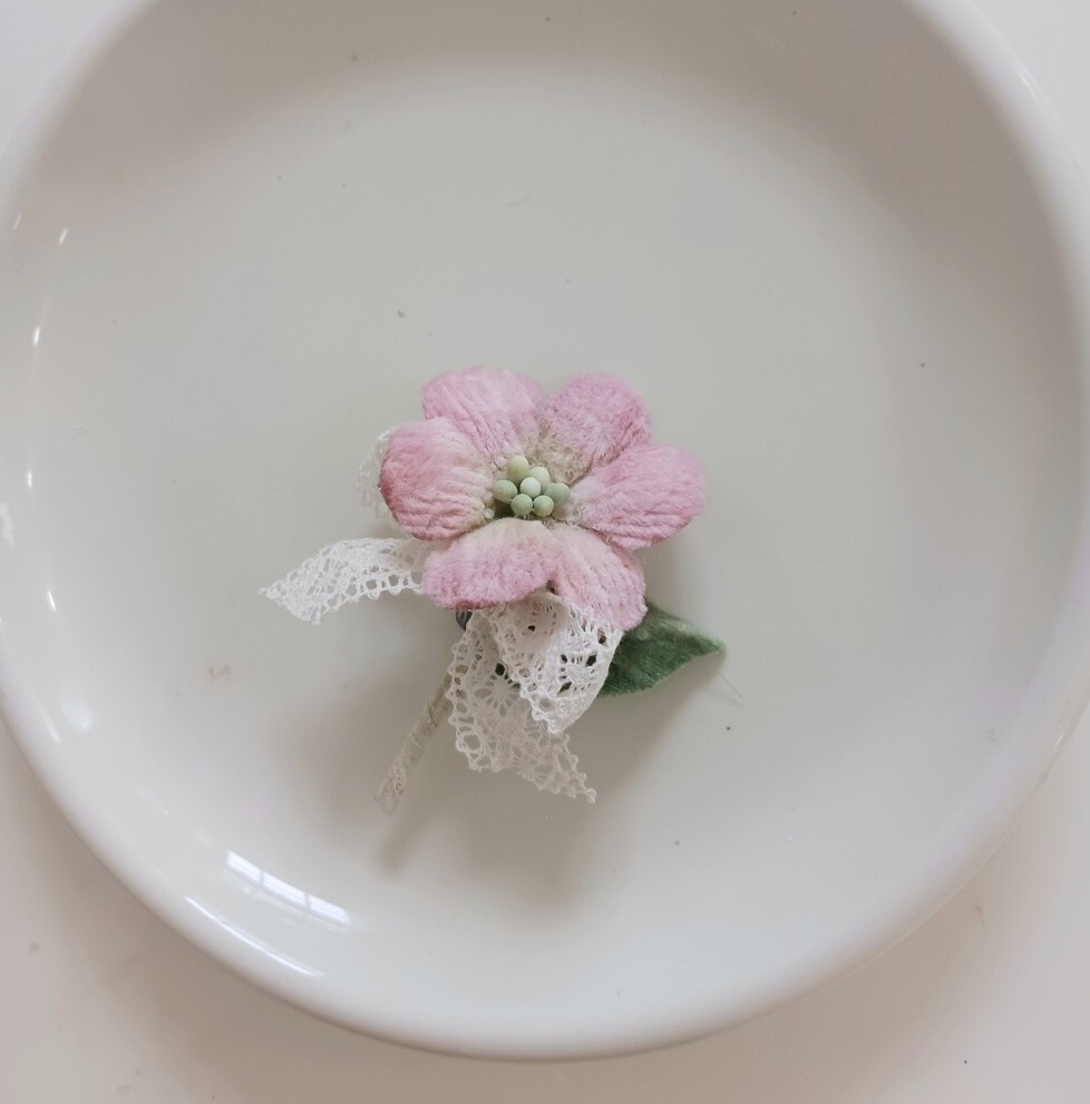 染め布花 ＊くすみピンク・ナチュラルな可愛いコサージュ　ハンドメイド 　布花ブローチ