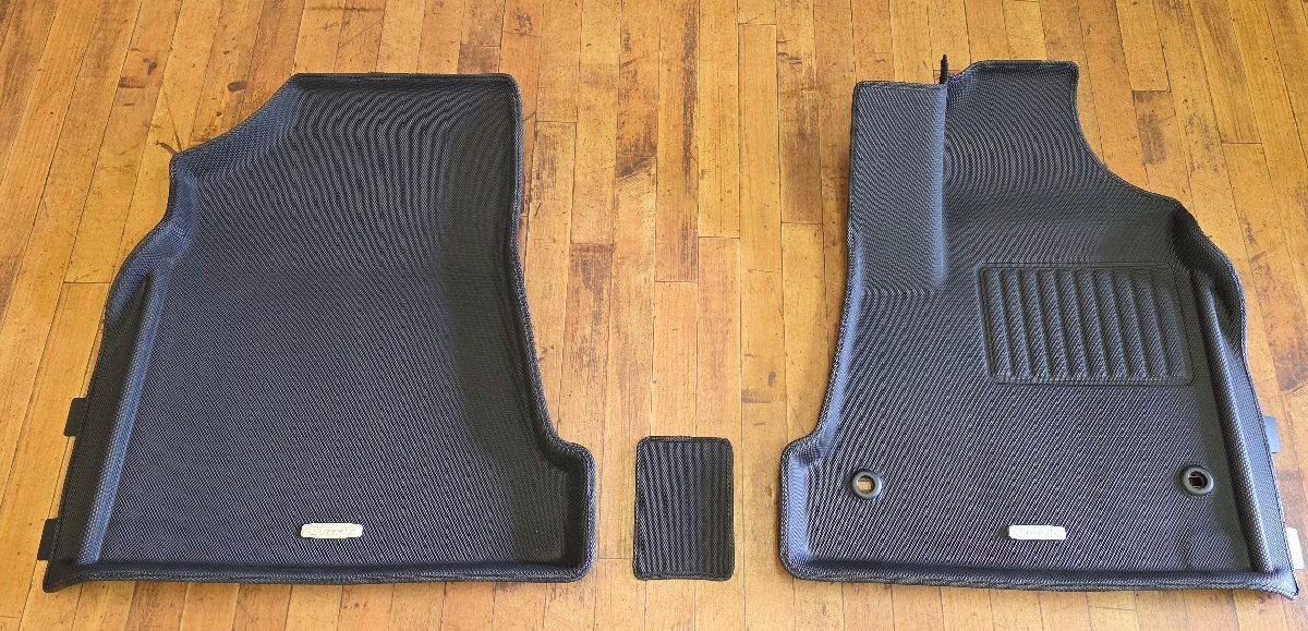 美品 クラッツィオ/Clazzio フロアマット 立体タイプ フロント用３点セット ９０系ノア / ヴォクシー ET-1586 1R/1L/1C-1