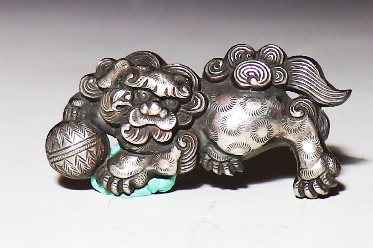 【桃】提げ物：金工銀製玉取獅子煙草入れ飾り金具　