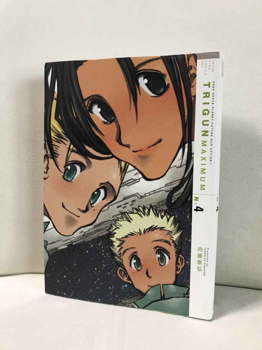 初版　トライガン・マキシマム 新装版　TRIGUN MAXIMUM (N-4)　4巻　内藤泰弘　セル品　少年画報　