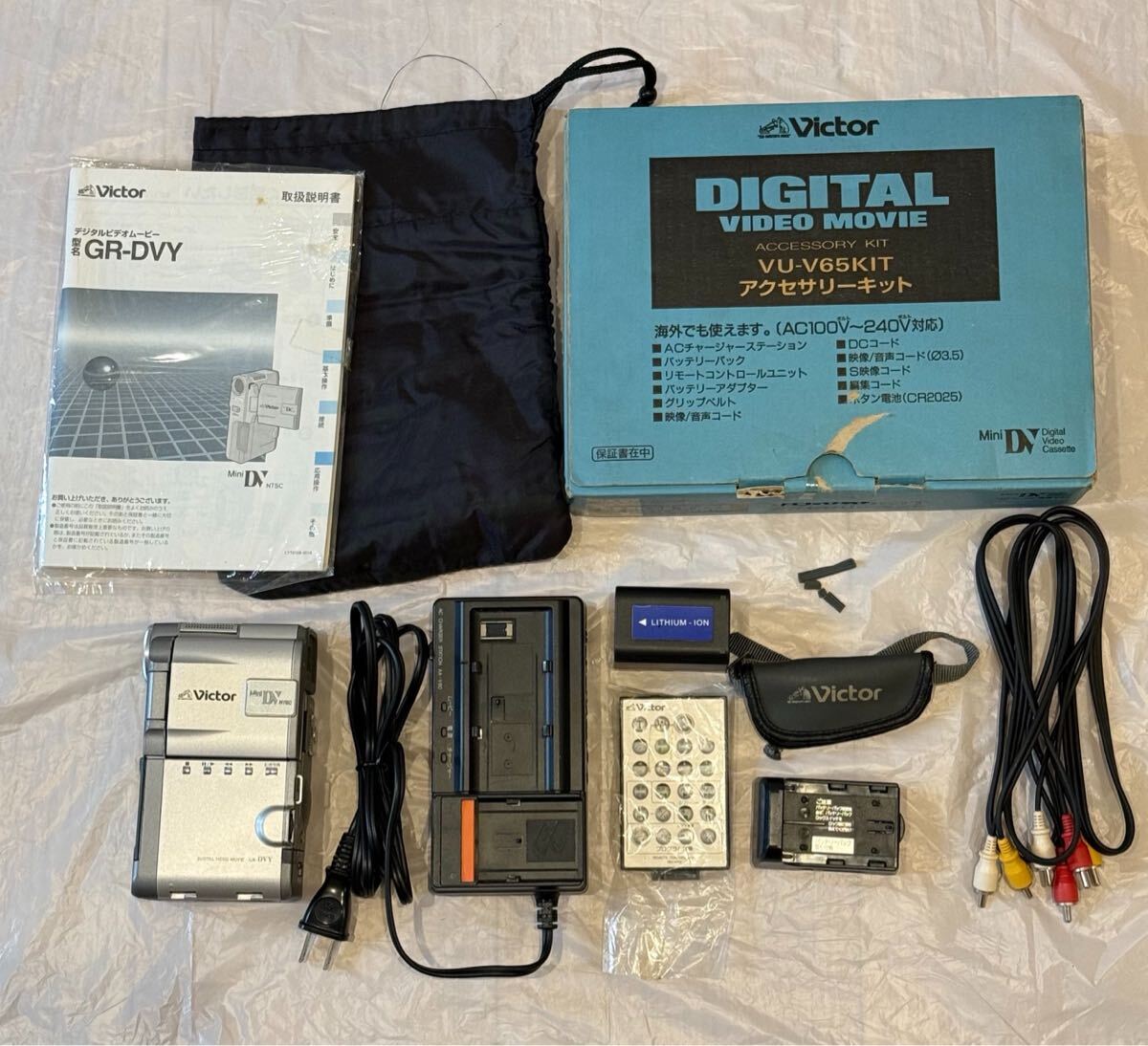 【Victor】ビクター デジタルビデオカメラ GR-DVY シルバー ビデオカメラ ハンディカメラ 家電 miniDVテープ 録画 当時物 レトロ KO