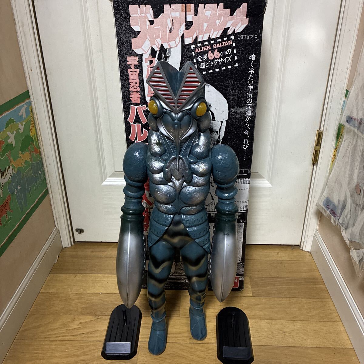isnoo【貴重な外箱と台紙付き】バンダイ ウルトラマン怪獣 ジャイアントスケール バルタン星人 ビッグサイズソフビフィギュア 高さ約63cm