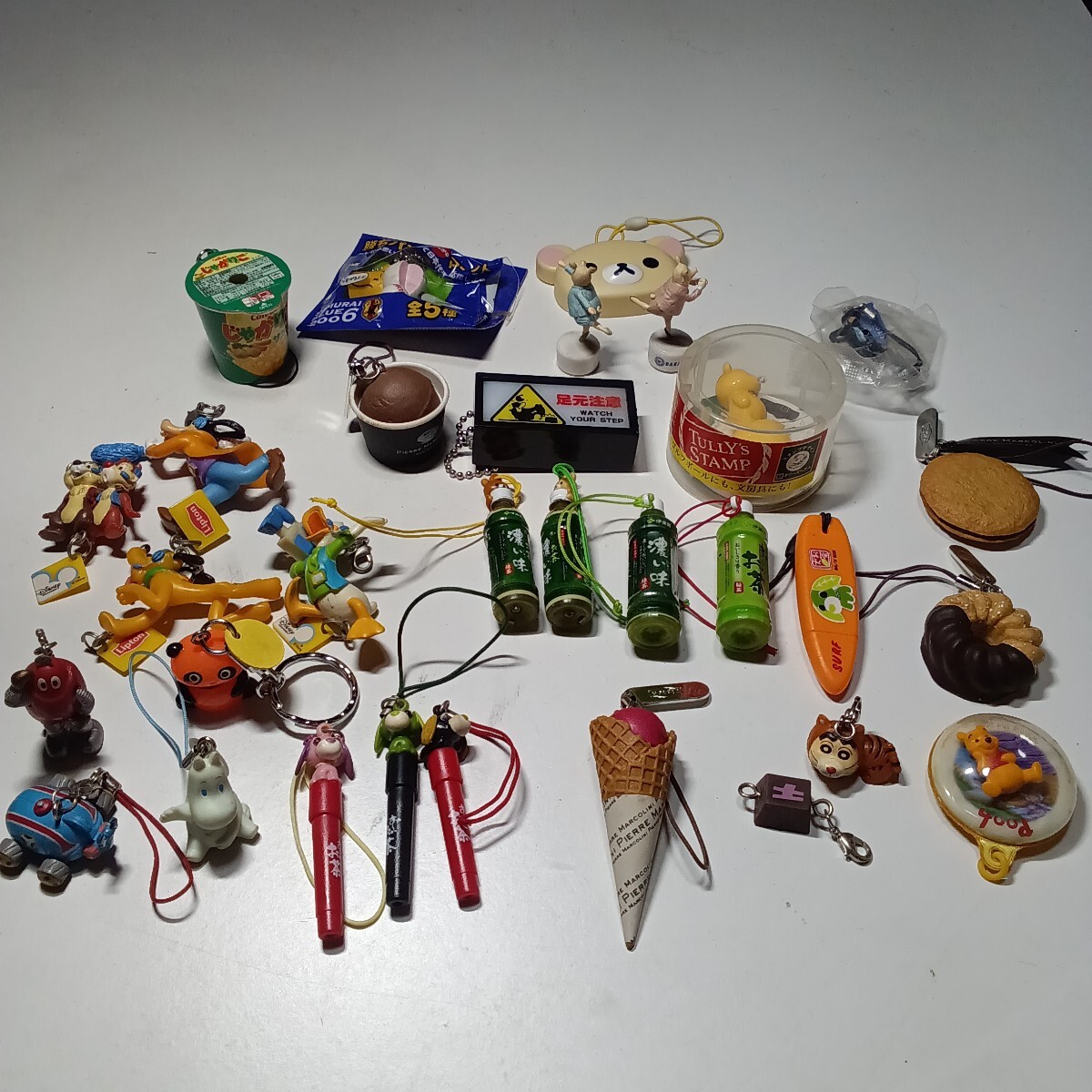 フィギュア キーホルダー ストラップ ミニチュア ディズニー　タイムボカン　しんちゃん　お〜いお茶　リプトン　ロボコン　その他まとめて