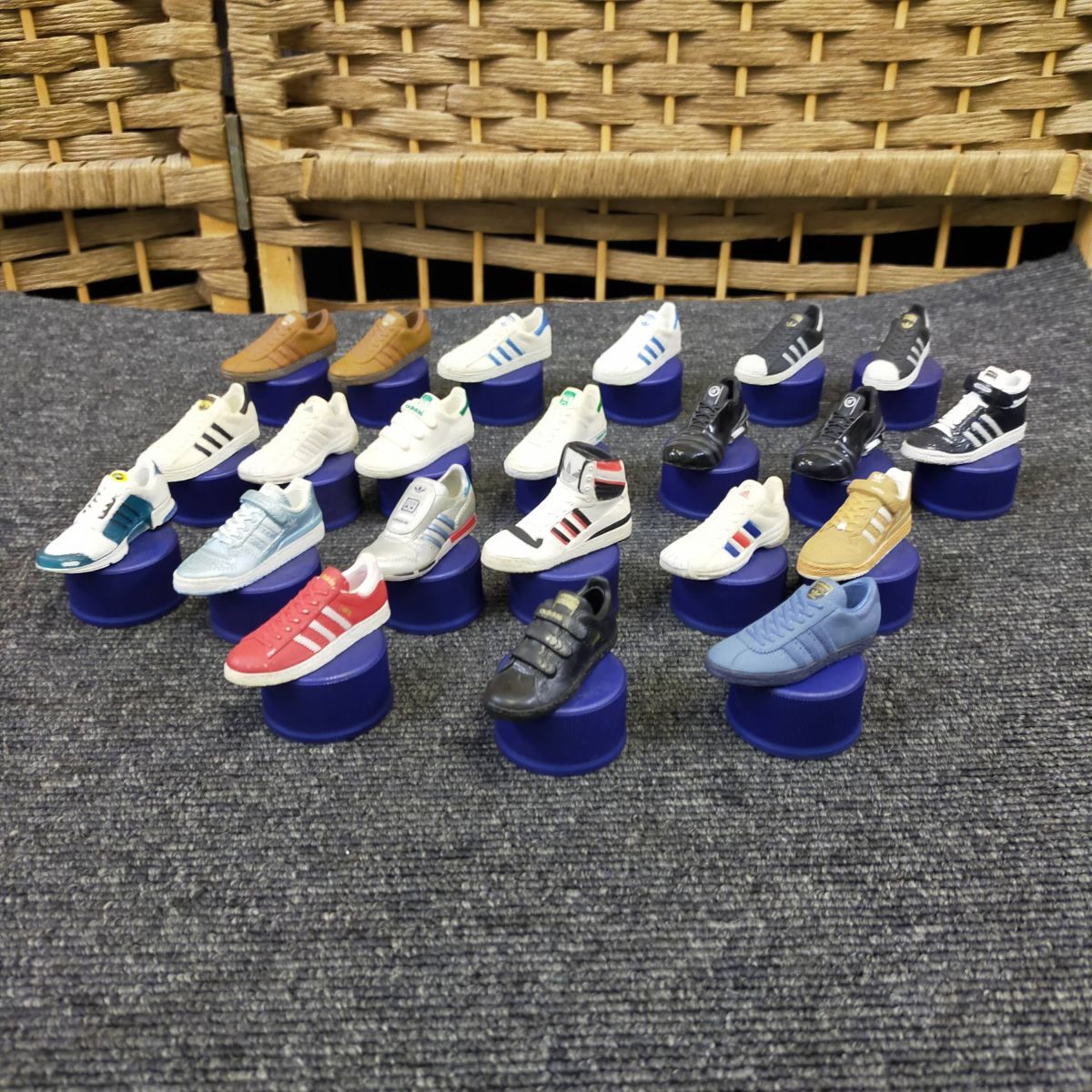 E02-20260430-02 adidas スニーカー ボトルキャップ 22個セット アディダス 靴 ミニチュア