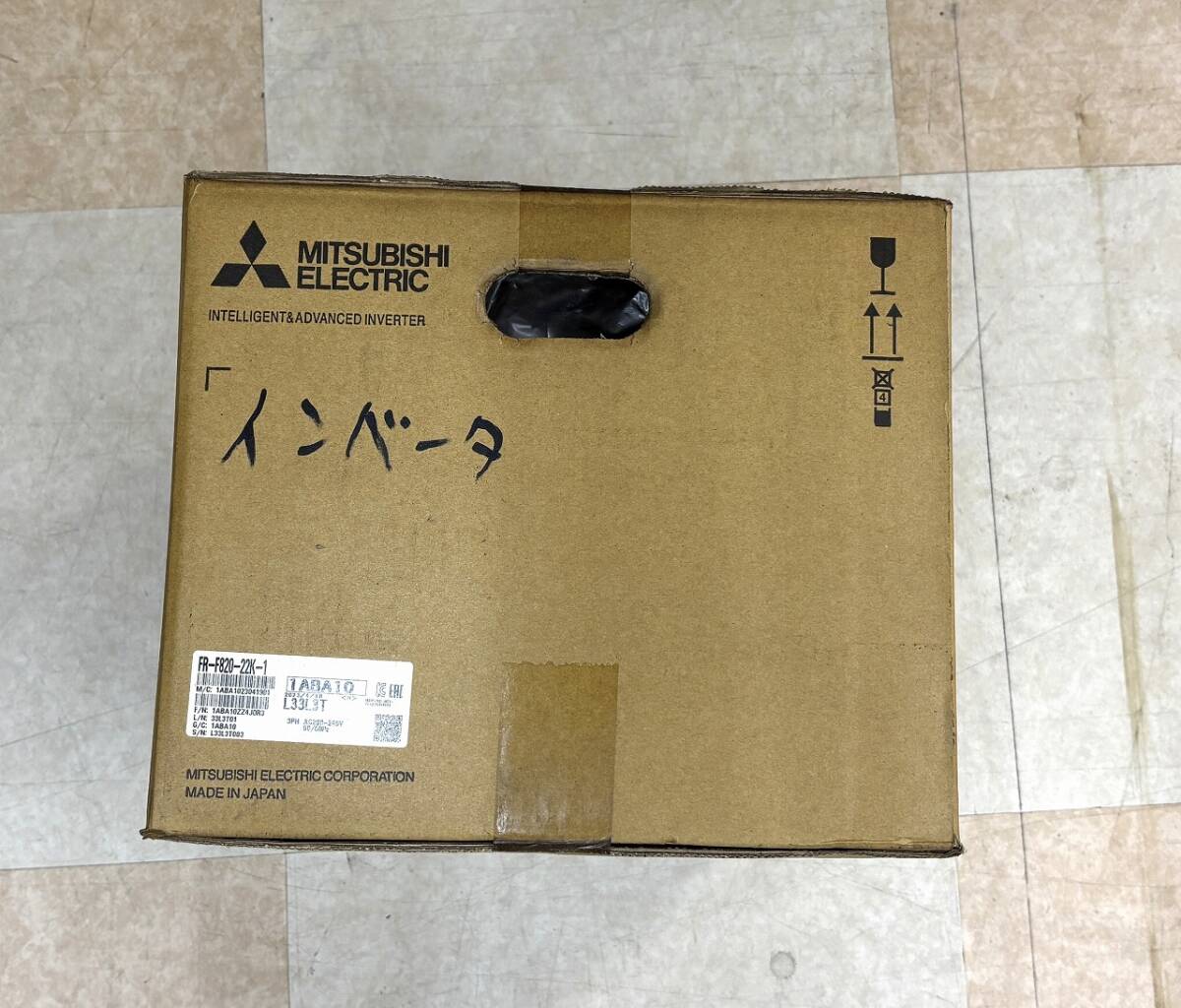 新品未使用 MITSUBISHI 三菱 インバーター FR-F820-22K-1 2023年製 未開封 外箱欠損部あり