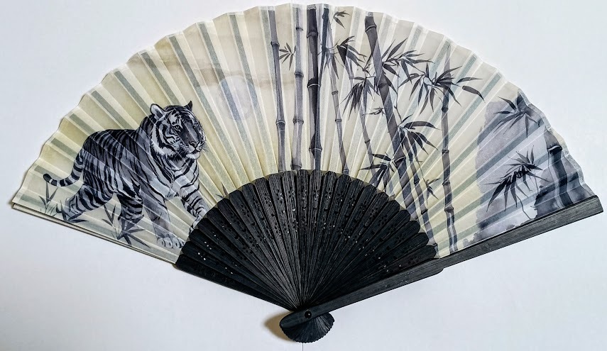 ★送料無料! すぐに/土日祝も発送! 大人気につき!早い者勝ち!【★最高級品!★ 虎 扇子 布タイプ 21㎝ 天然竹使用】月 トラ とら 寅 和風 夏