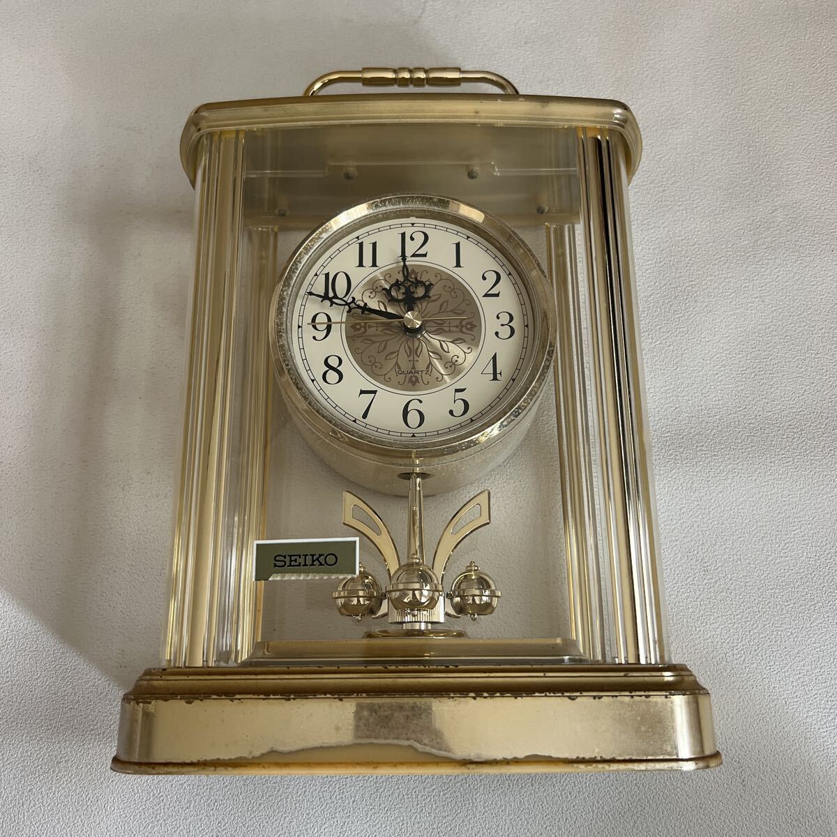 A672-80 アンティーク置き時計 SEIKO 置時計 クォーツ インテリア 回転飾り ゴールド 金色　長期保存品 動作未確認 サビ、剥がれあり