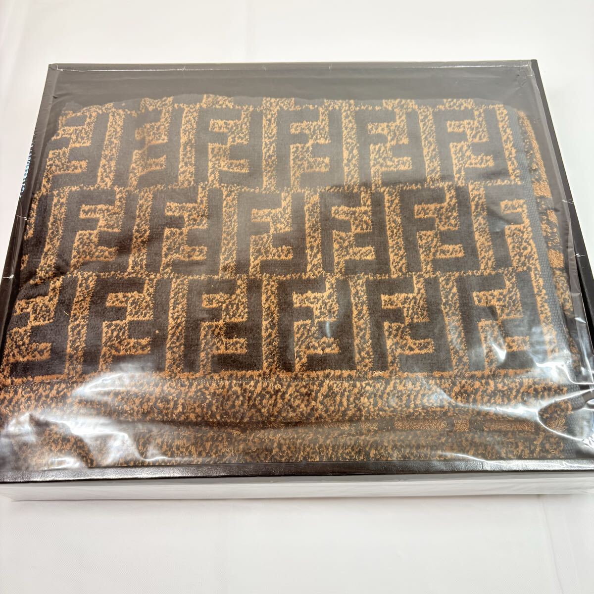 新品　美品　FENDI フェンディ　 ズッカ柄　バスタオル１枚　ブラウン　タオルギフト FF柄　 廃盤品 箱付