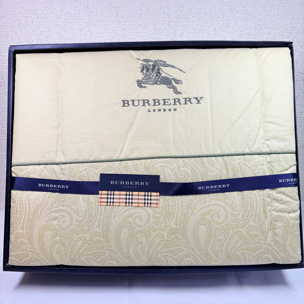 美品未使用品　 BURBERRY LONDON バーバリー　羽毛肌掛けふとん　配色グリーン　ホースロゴ　ペイズリー柄　シングル　西川産業