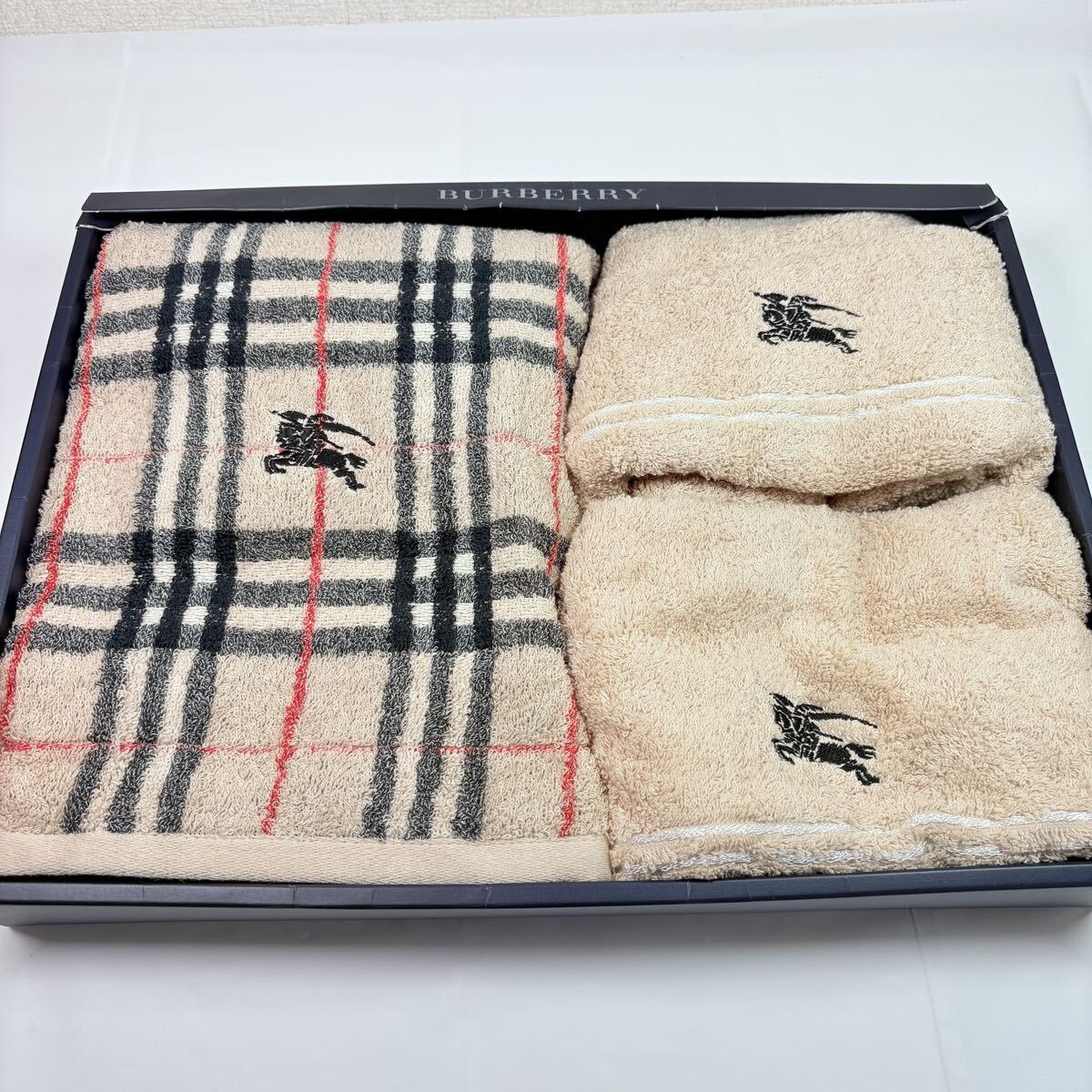 美品未使用品　 BURBERRY バーバリー　バスタオル　フェイスタオル２枚　ノバチェック　ベージュ　西川産業　タオルギフト