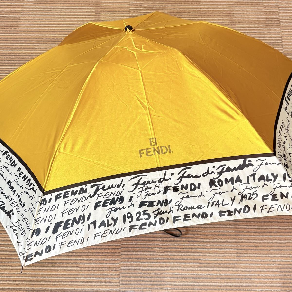 FENDI フェンディ　文字ロゴ　筆記体ロゴ　晴雨兼用折りたたみ傘　イエロー　メタリック　中古