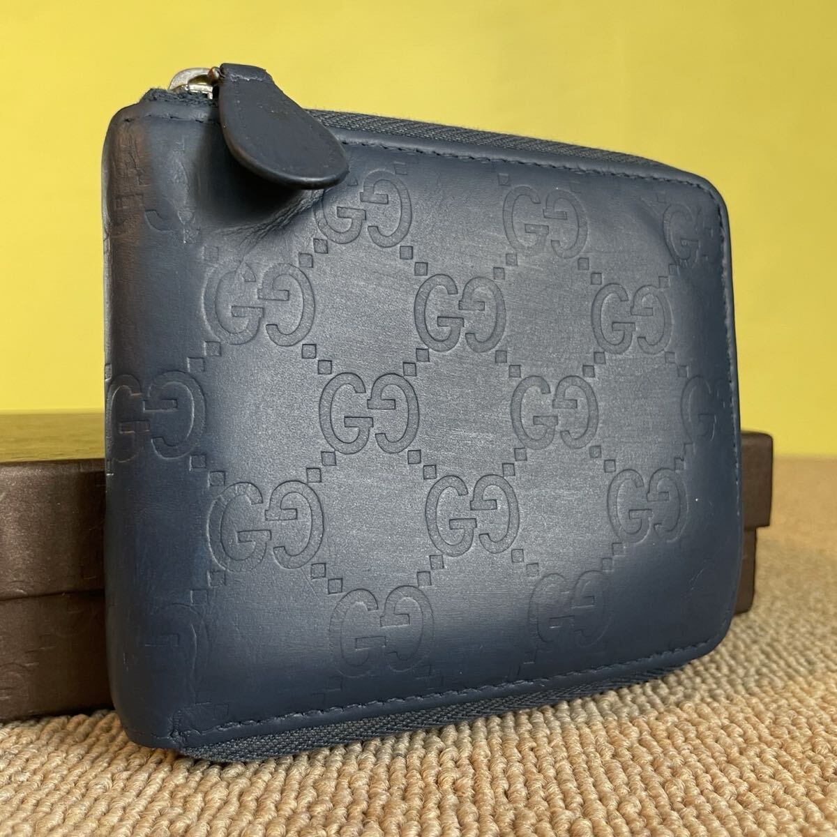 一円　美品 GUCCI グッチ シマレザー　 二つ折り コンパクトウォレット　 シマ　ネイビー　小銭入れ有り　　箱付き