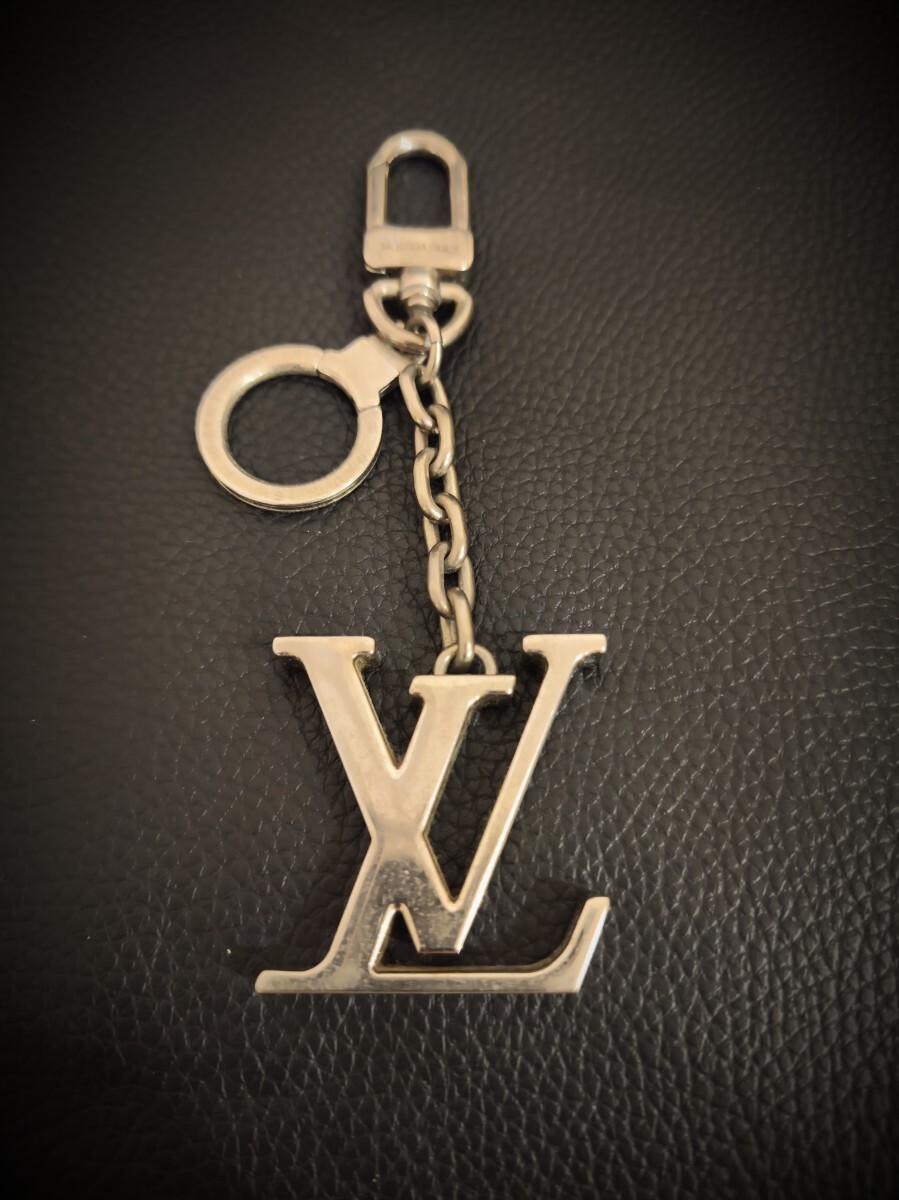 良品 LOUIS VUITTON キーホルダー ルイヴィトン キーリング チャーム LV バッグチャーム　キーケース　BIGロゴ