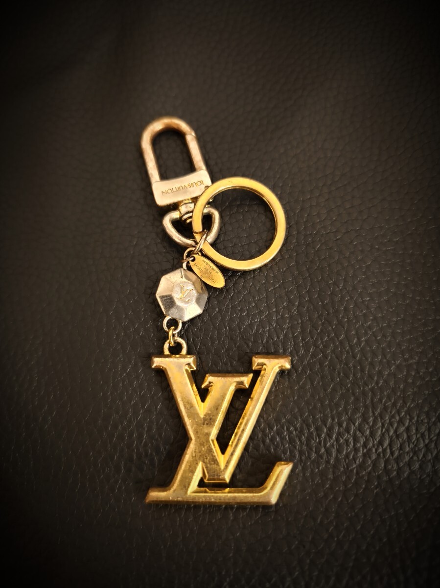LOUIS VUITTON ルイヴィトン キーホルダー キーリング ゴールド LV バッグチャーム チャーム　スマートキー　キーケース　金　ゴールド