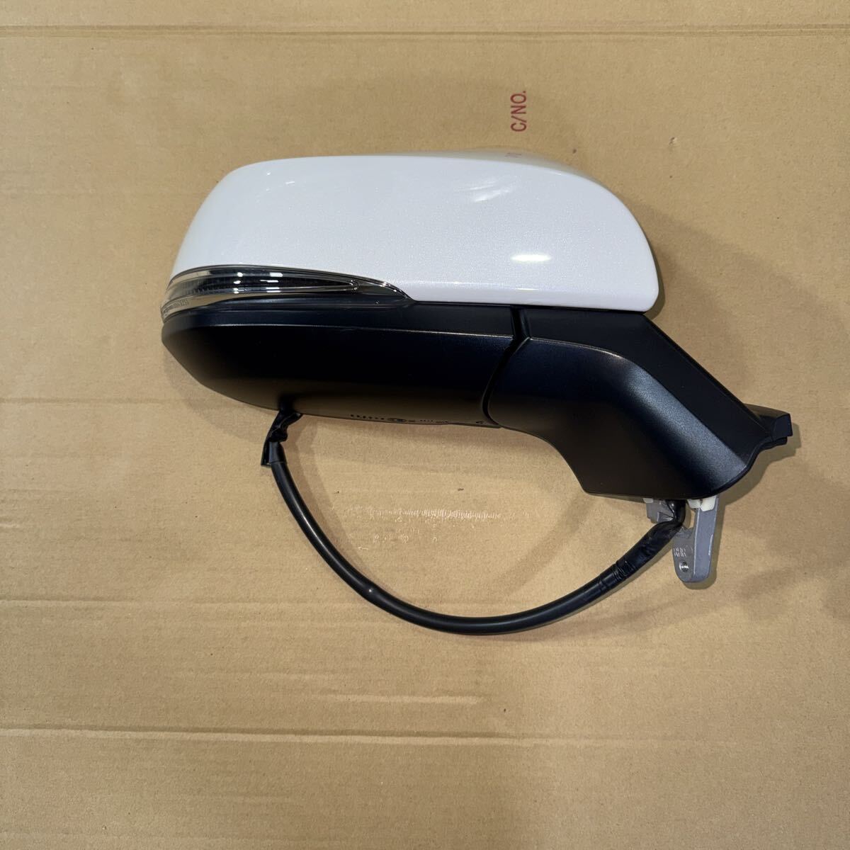 トヨタ アルファード 30系 純正 ドアミラー 右側 新品未使用品！ カラー070