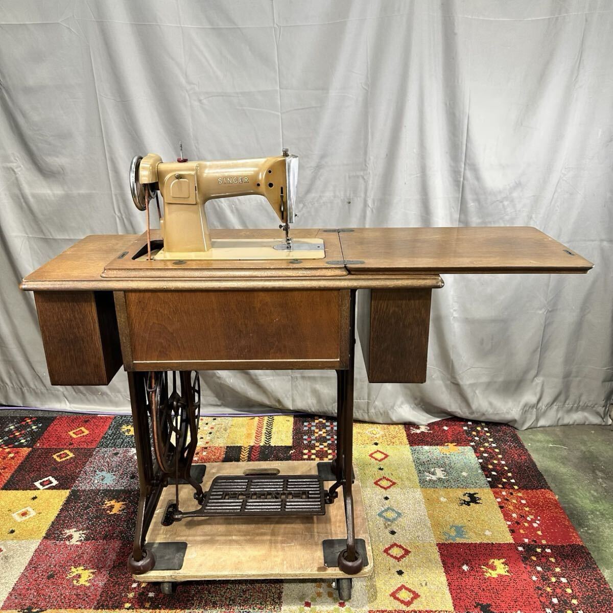 L SINGER シンガー 家庭用足踏みミシン 191U ベージュ アンティーク 木製テーブル 鋳物脚 直線縫い 日本製 ヴィンテージ ミシン モノトク
