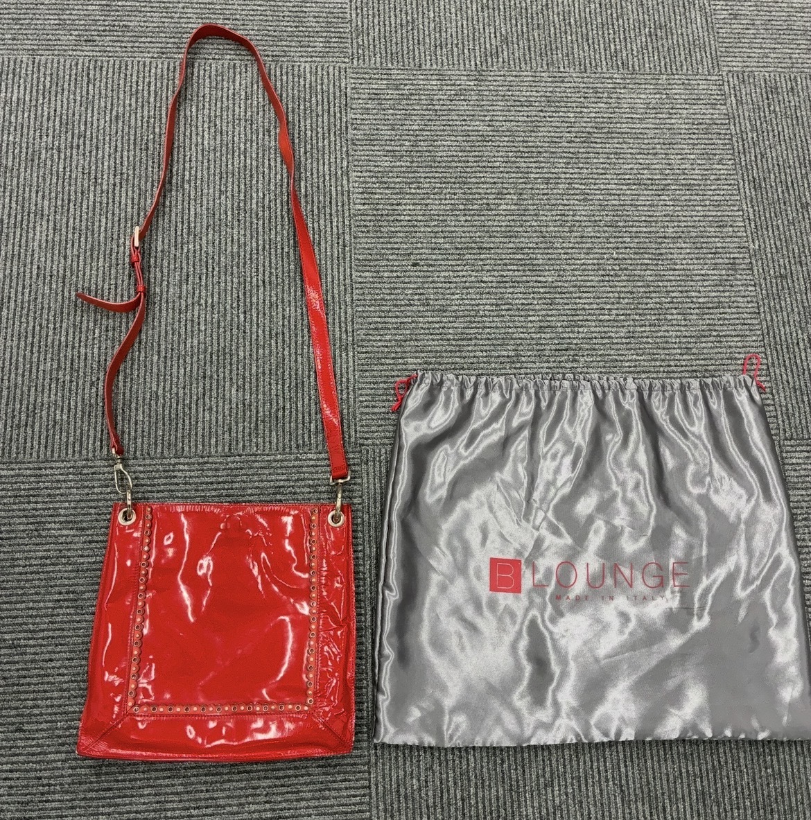 2243★ビーラウンジ B LOUNGE エナメルショルダーバッグ スタッズ レッドカラー 経年保管現状品