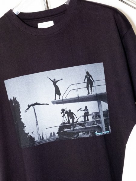 International Gallery BEAMS THE INTERNATIONAL ART COLLECTION プリントTシャツ High Dive Monaco 1983 photo by Helmut Newton