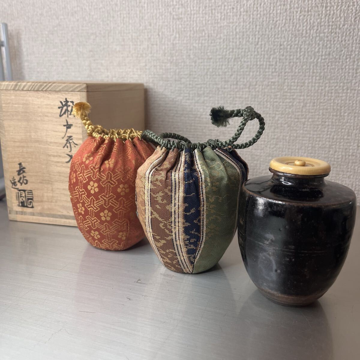26515⑤ 鳴海長佑造 瀬戸茶入 挽家袋 御物袋 仕覆 共箱 西陣織 剣先梅鉢純子 縞牡丹