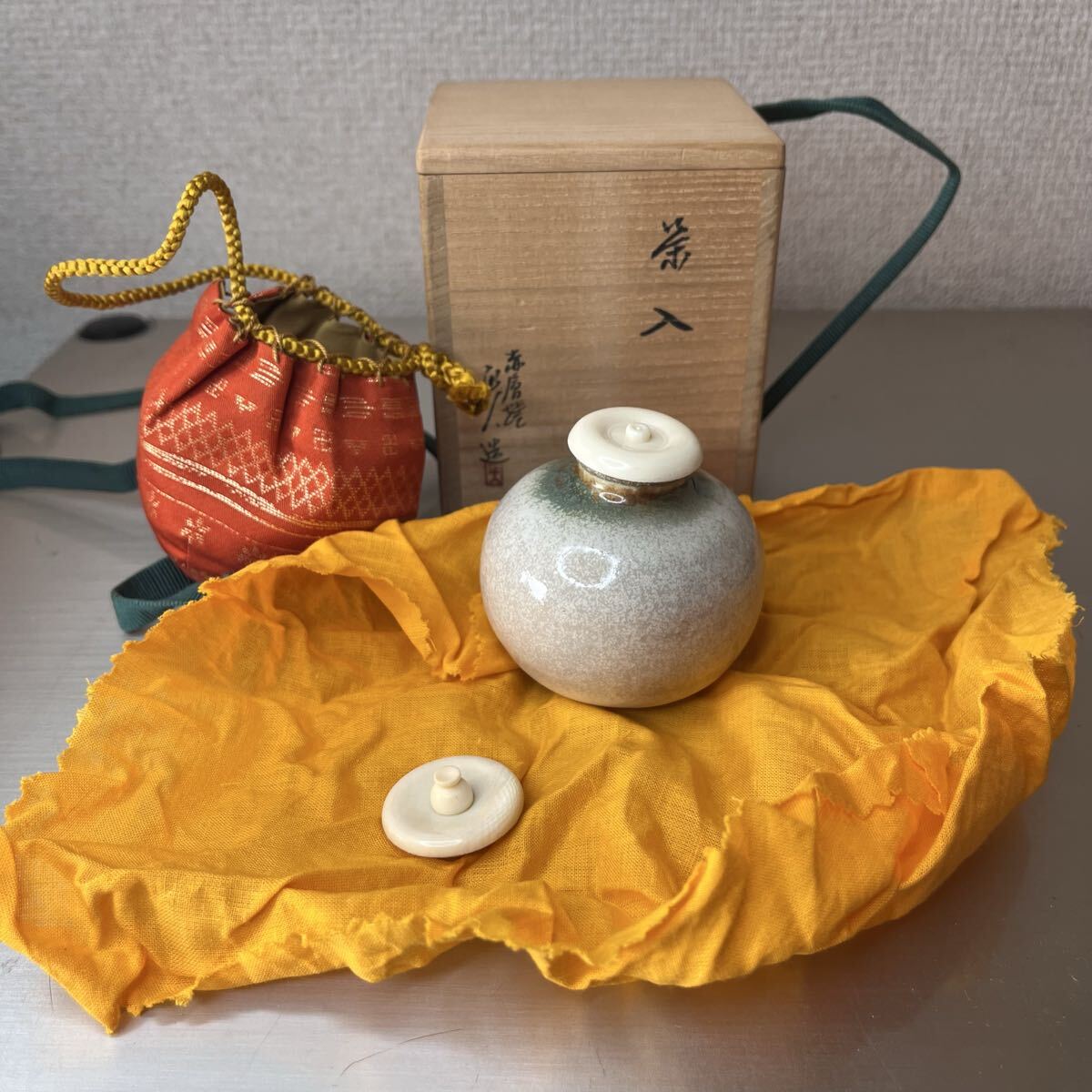 26523② 茶入 赤膚焼 大塩正人造 仕覆 共箱 共布 茶入れ 美品 赤ハダ