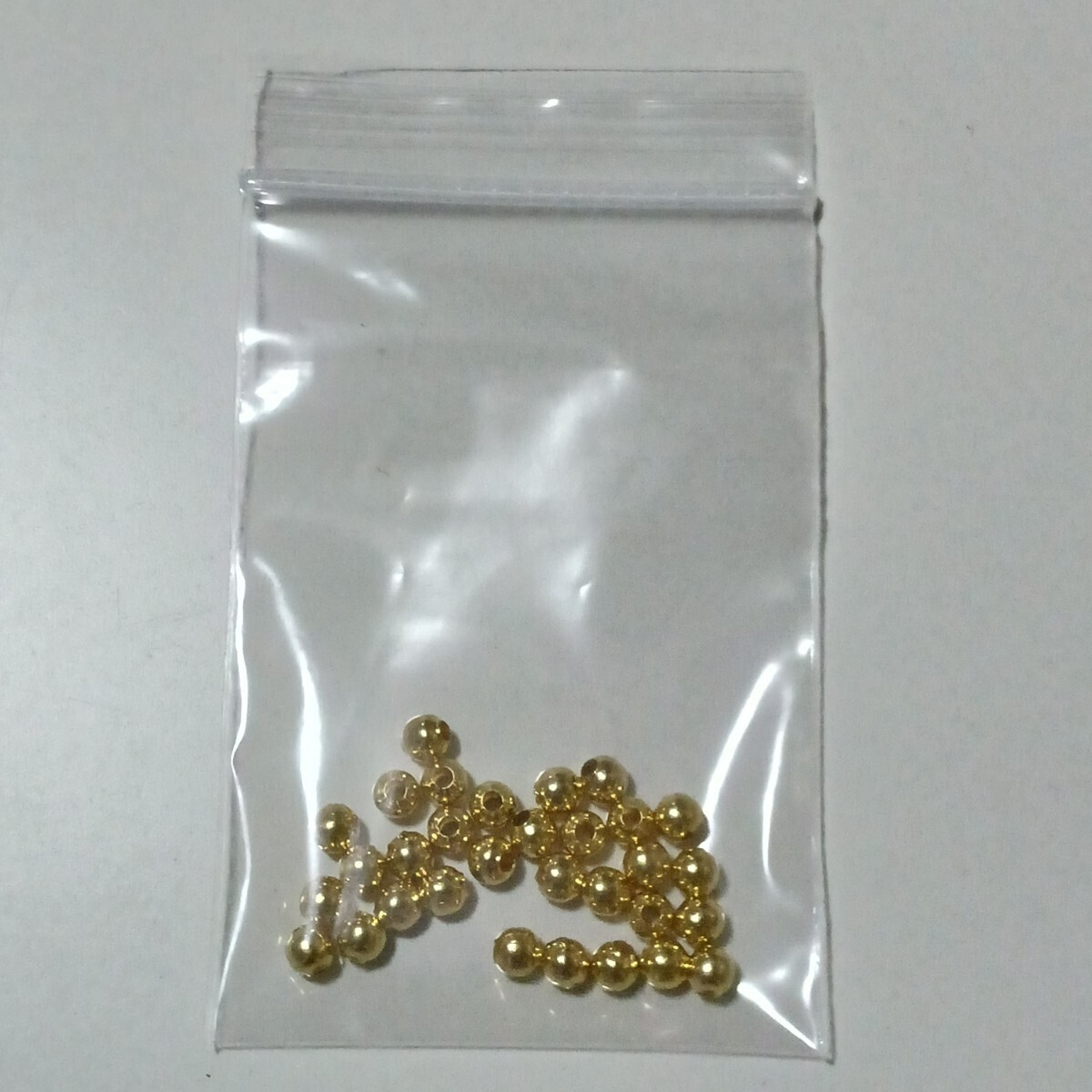 ゴールドビーズ　30個　4mm 　　　　　穴1.8mm 送料無料