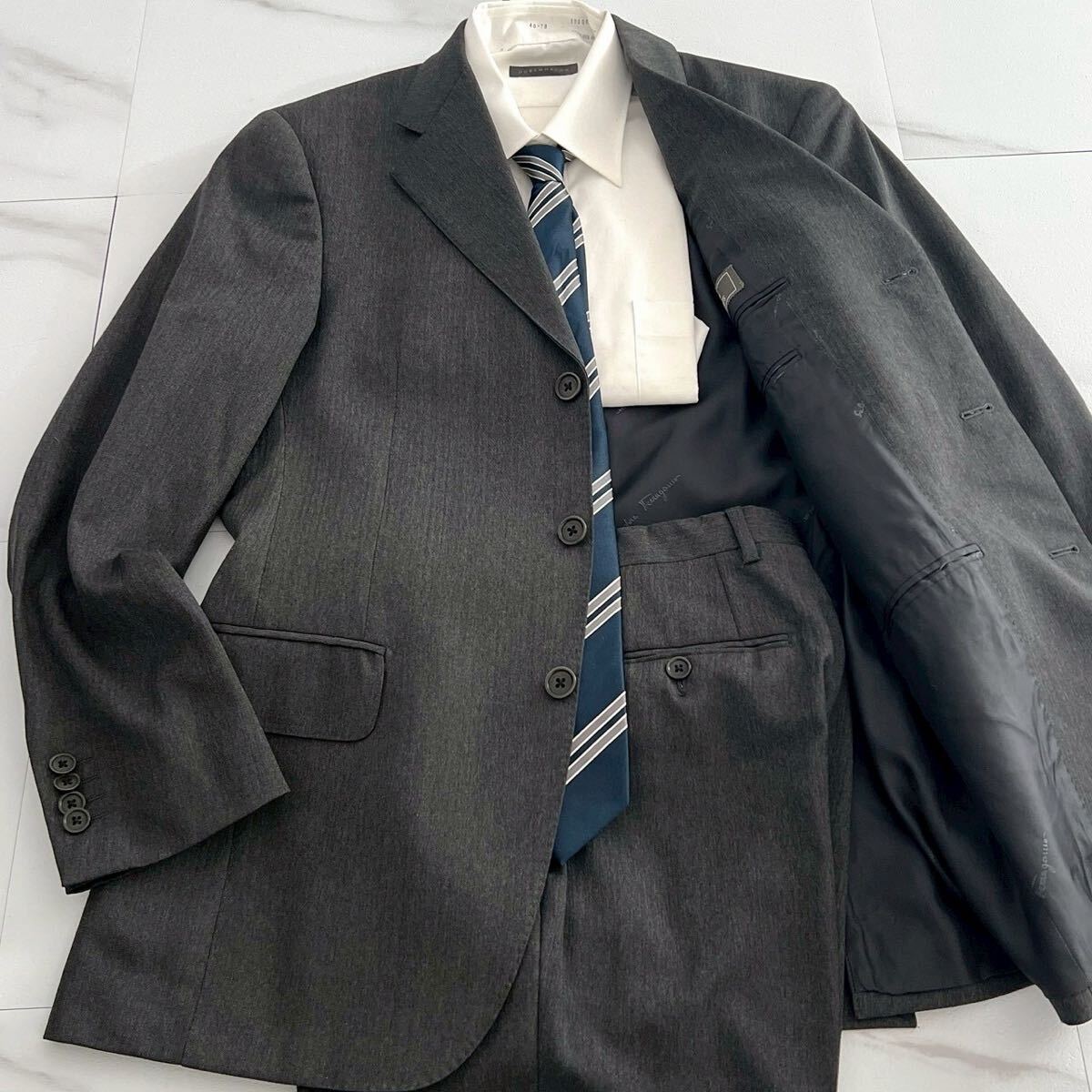 美品 46 Salvatore feragamo サルヴァトーレフェラガモ スーツ セットアップ チャコールグレー ビジネス メンズ 紳士服 グレー
