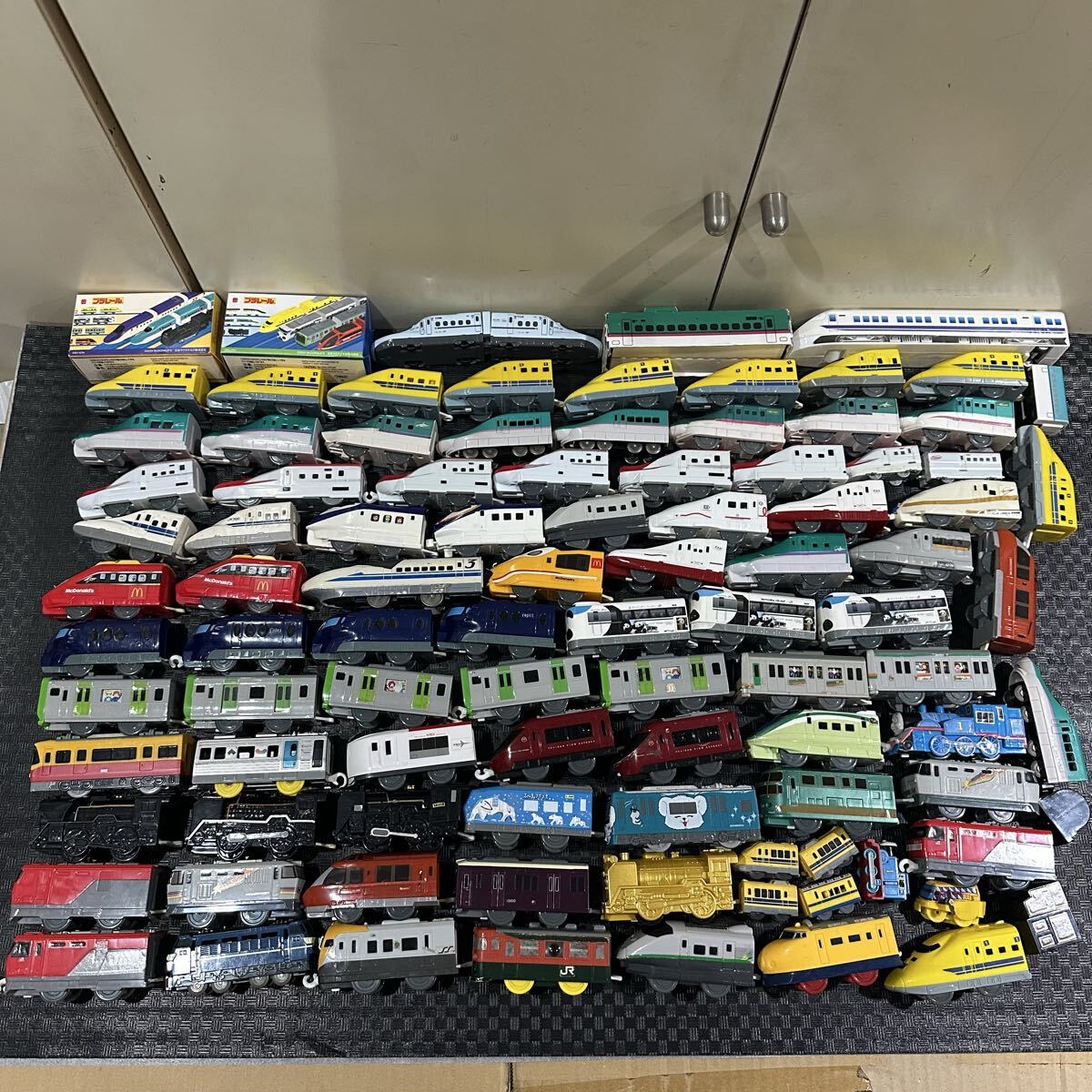 TOMY プラレール 電車 大量まとめ売り マクドナルド ハッピーセット など 新幹線 山手線 蒸気機関車 きかんしゃトーマス 約90台 (500)120