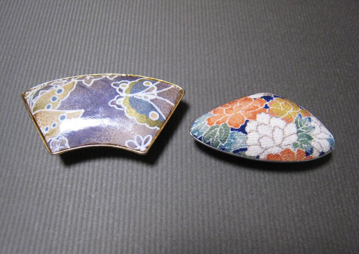 扇型　蝶々文　レザークラフト帯留　牡丹文　花　布貼り　貝型帯留　着物　帯飾り　和柄　２点　和装小物