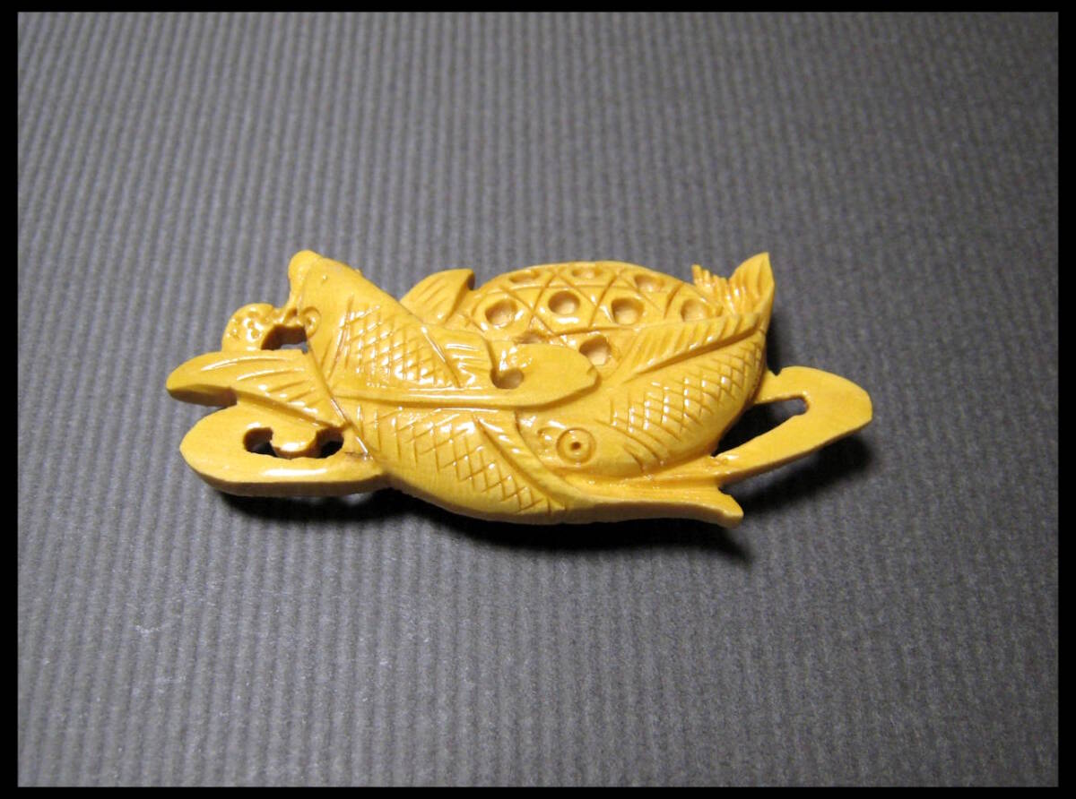 柘植製　二匹の鯉　彫刻　帯留　美品　大振り６ｃｍ　着物　帯飾り　木彫　魚　和装小物