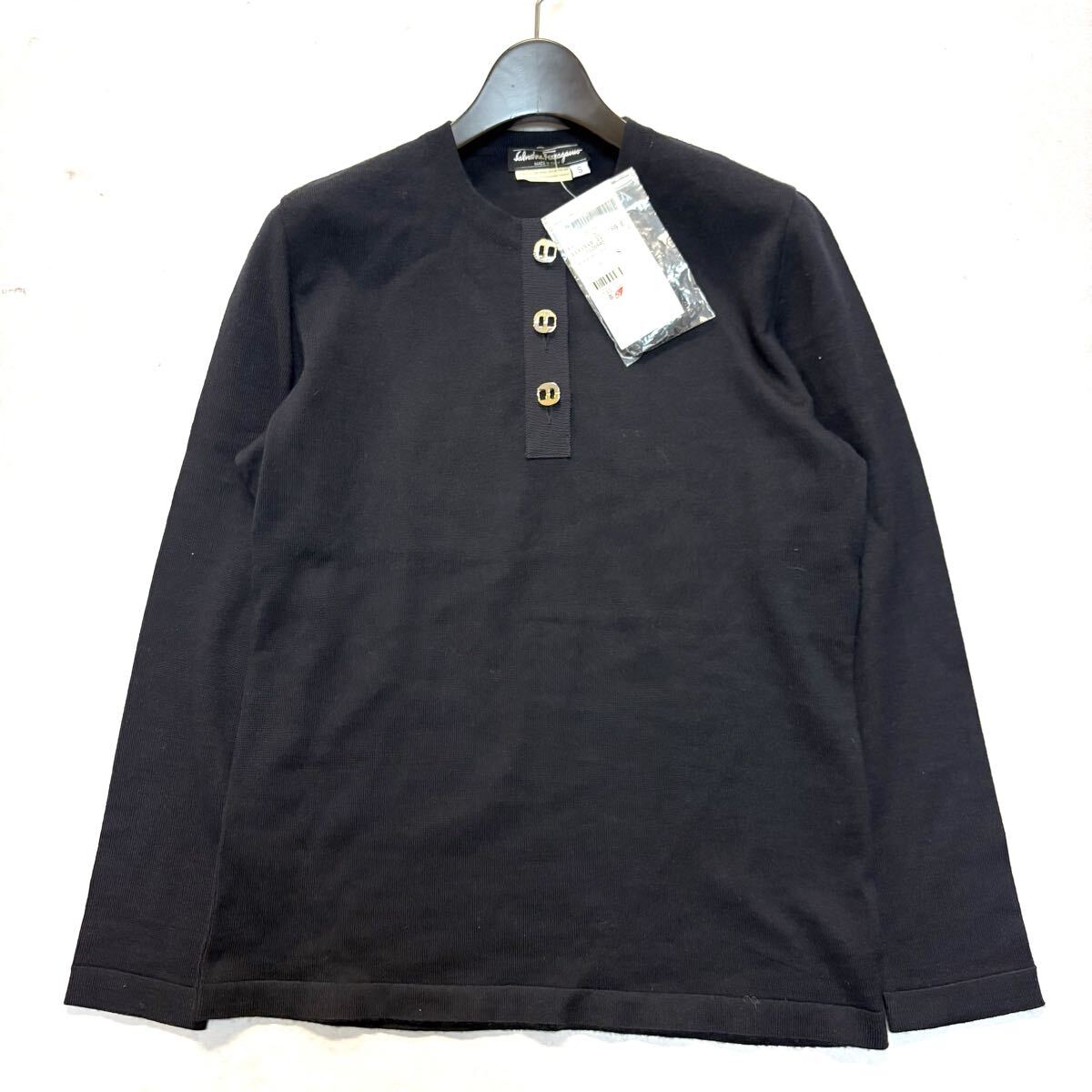 A ■ 未使用 'イタリア製' 高級婦人服 Salvatore Ferragamo サルヴァトーレフェラガモ 長袖 WOOL ヘンリーネック ニット S トップス NAVY