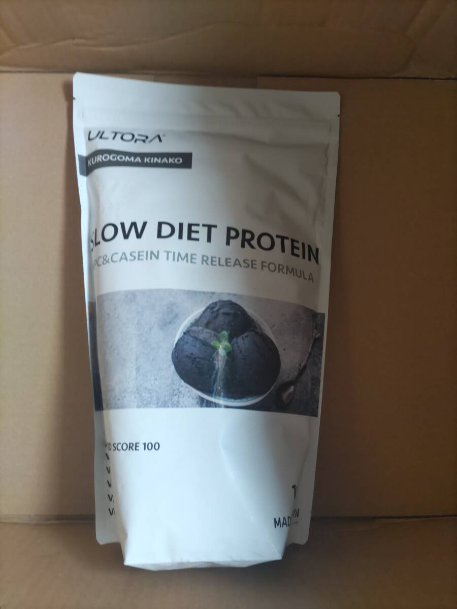 即決 新品未開封ULTORA SLOW DIET PROTEINスローダイエットプロテイン黒ゴマきなこ風味の食品パッケージ（中身1000ｇ有り）賞味期限26年3月