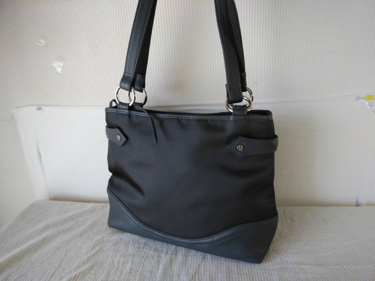 ★美品★8M4379A★肩掛けバッグ★ グレー系　ungaro　ウンガロ　準未使用に近い
