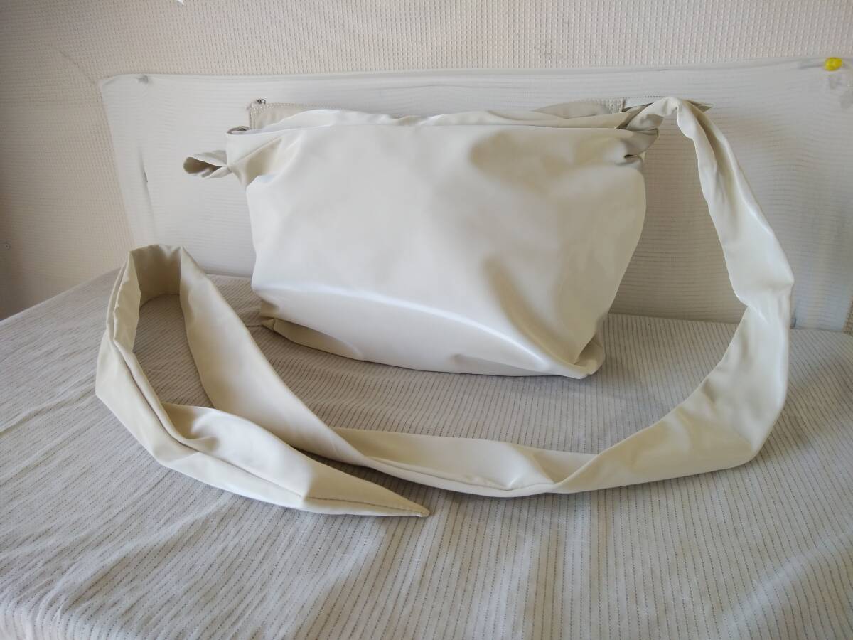 ★美品★オフホワイト系★ショルダ－バッグ★ ACOC　ナイロン系　光沢　非常に綺麗です