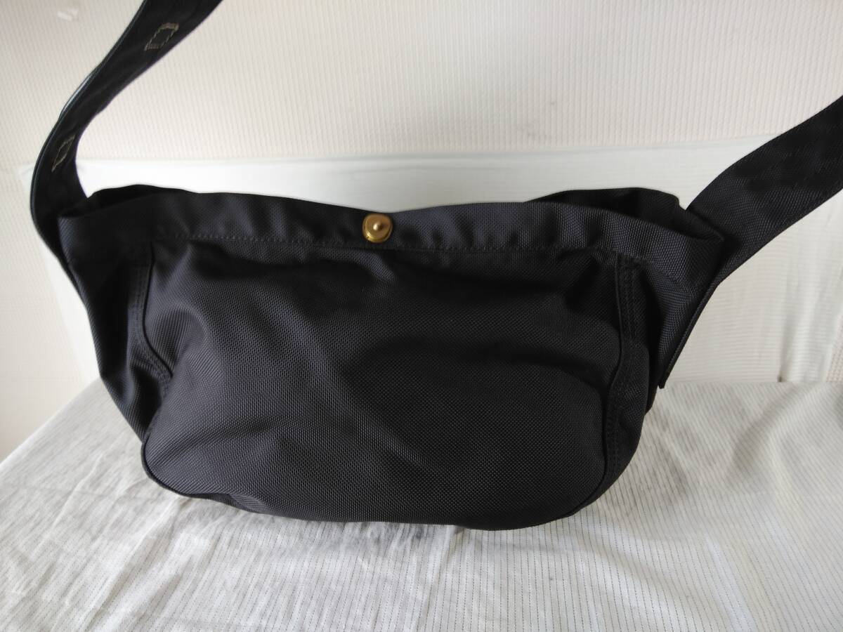 ★美品★M★肩掛けバッグ★ ブラック　UNVERSAL　1973　JAPAN　MARINEDAY　とボタンに刻印