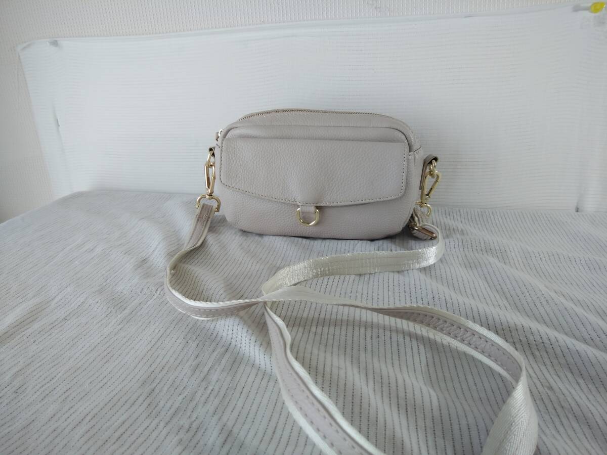 ★美品★6M4401E★ショルダ－バッグ★ ホワイト（ほんのわずかにグレー混ざり）　牛革　使用感は少なく綺麗です