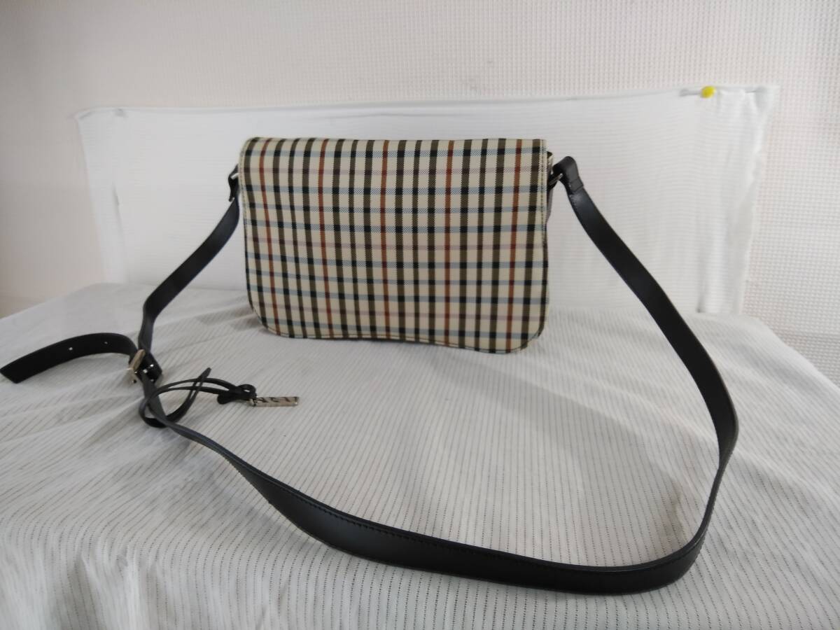 ★美品★9M4402E★ショルダ－バッグ★ 革部分ブラック　DAKS　キャンバス×本革（ショルダ－）　準未使用に近い　メンズ＆レディース