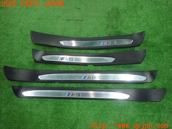 3UPJ=31840616]BMW M5(NB50 E60)前期 純正 スカッフプレート 4枚セット 中古