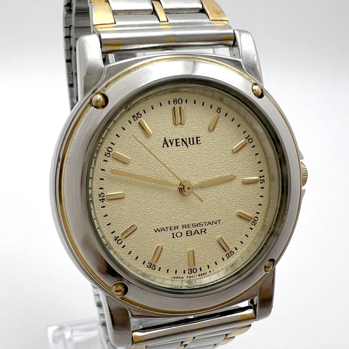 【電池交換済・稼働品】SEIKO セイコー AVENUE 7N01-635A メンズ クォーツ ゴールド文字盤 (B5)