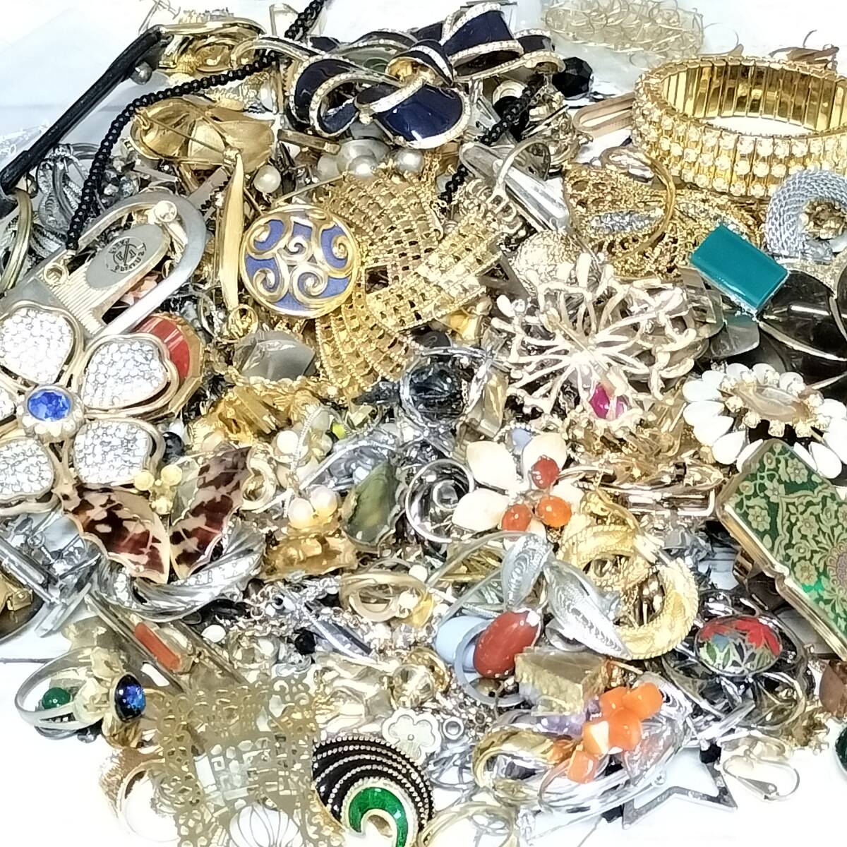 1.6kg超 アクセサリー 大量 まとめて ヴィンテージ レトロ ブローチ 簪 指輪 ネックレス アイグナー メッキ 遺品整理 1円スタート A13
